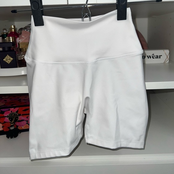 CSB SERENITY SCRUNCH SHORTS 4" - Picture 3 of 6